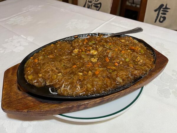 Fideo chino con salsa de carne picada